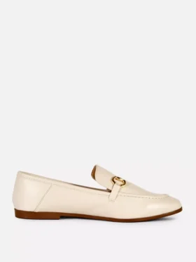 Mocassins em imitação de couro com detalhes de freio