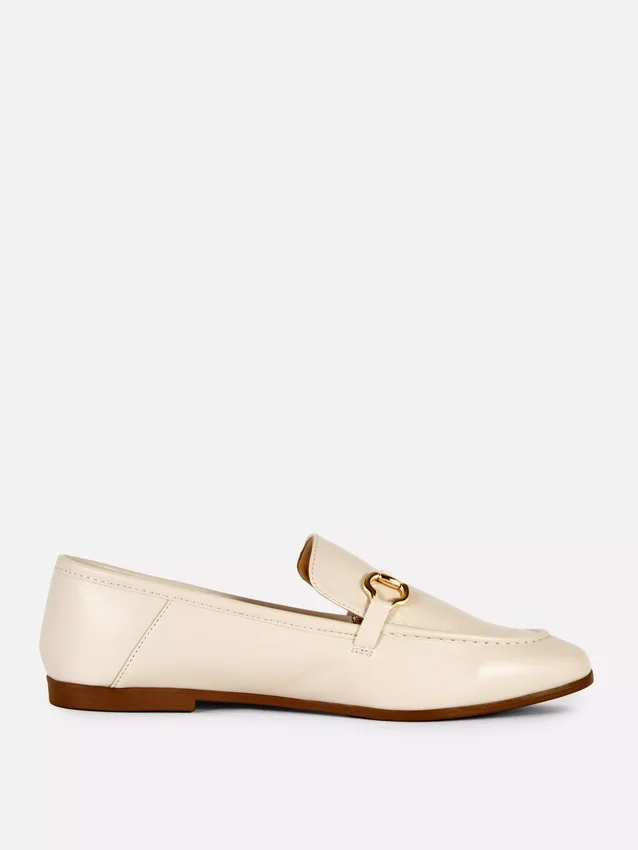 Mocassins em imitação de couro com detalhes de freio