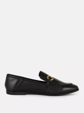 Mocassins em imitação de couro com detalhes de freio