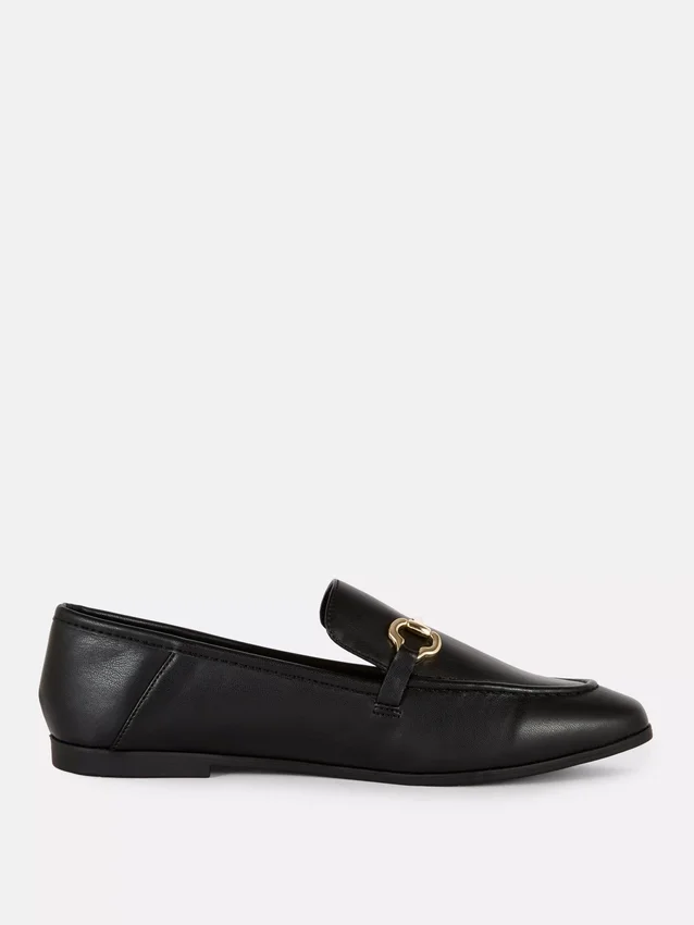 Mocassins em imitação de couro com detalhes de freio
