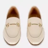 Mocassins em imitação de couro com detalhes de freio