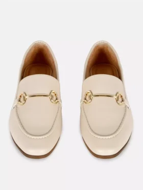 Mocassins em imitação de couro com detalhes de freio