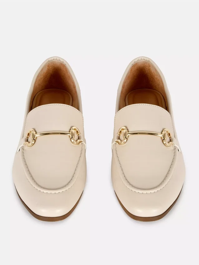 Mocassins em imitação de couro com detalhes de freio