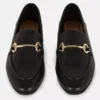 Mocassins em imitação de couro com detalhes de freio