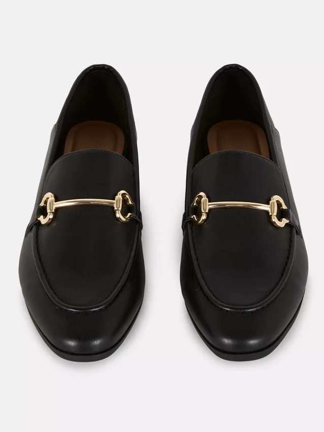Mocassins em imitação de couro com detalhes de freio