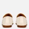 Mocassins em imitação de couro com detalhes de freio