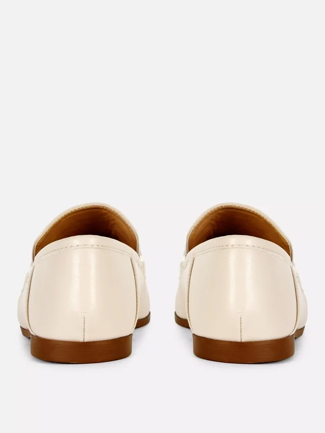 Mocassins em imitação de couro com detalhes de freio