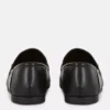 Mocassins em imitação de couro com detalhes de freio