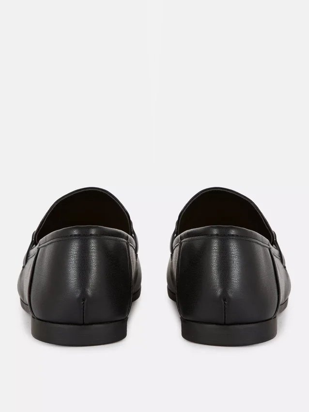 Mocassins em imitação de couro com detalhes de freio