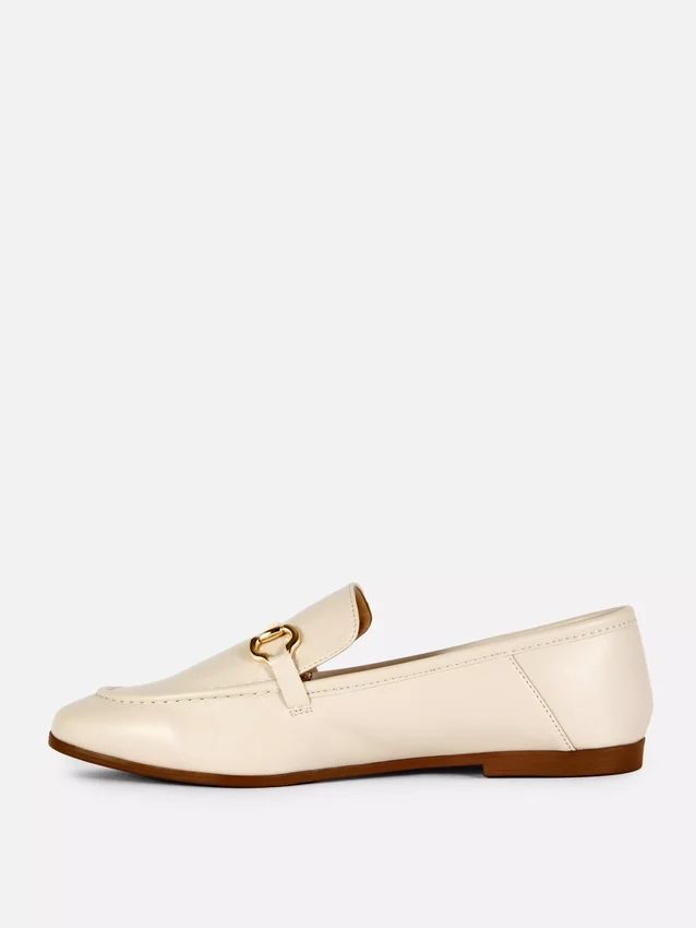 Mocassins em imitação de couro com detalhes de freio