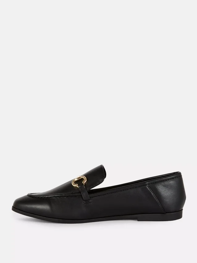 Mocassins em imitação de couro com detalhes de freio
