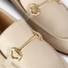 Mocassins em imitação de couro com detalhes de freio