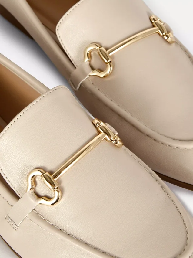 Mocassins em imitação de couro com detalhes de freio