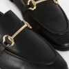 Mocassins em imitação de couro com detalhes de freio