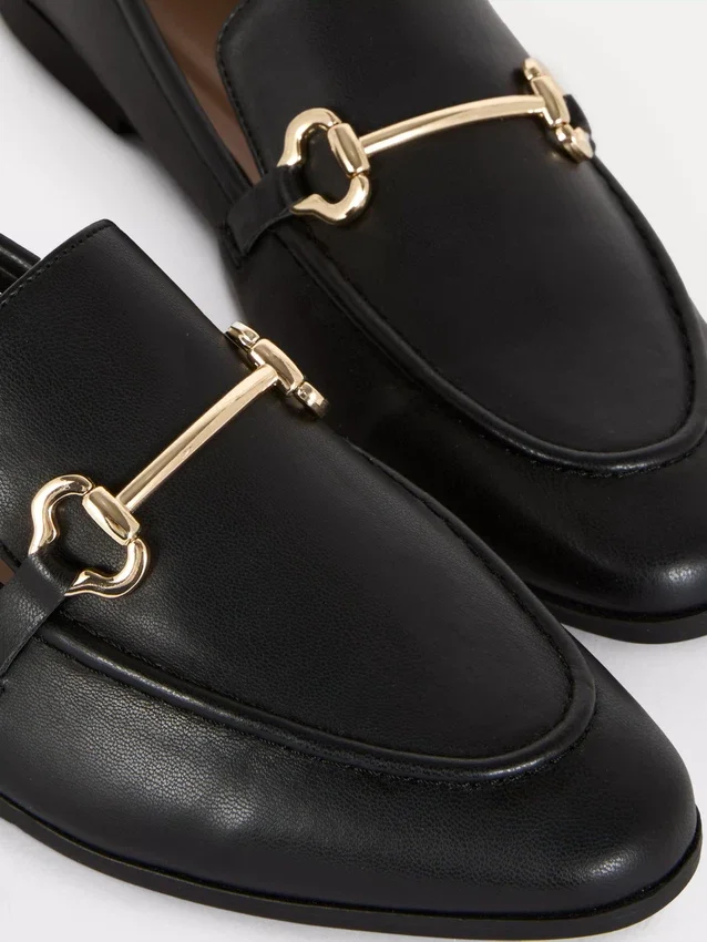 Mocassins em imitação de couro com detalhes de freio
