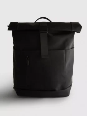 Mochila com fecho enrolável