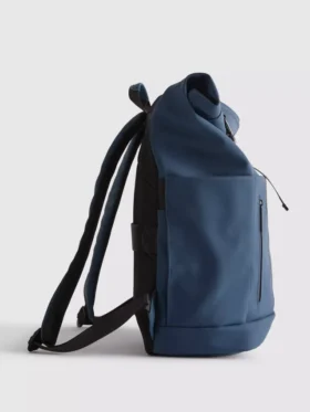 Mochila com fecho enrolável