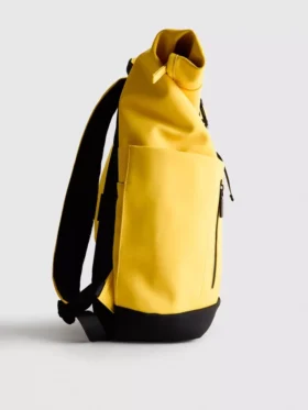 Mochila com fecho enrolável