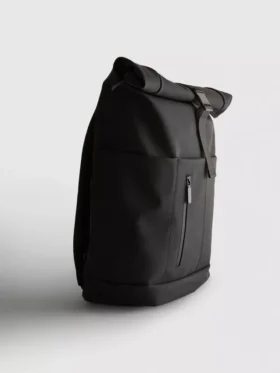 Mochila com fecho enrolável