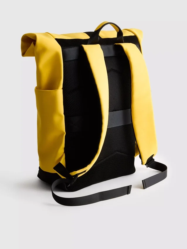 Mochila com fecho enrolável