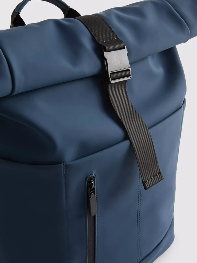 Mochila com fecho enrolável