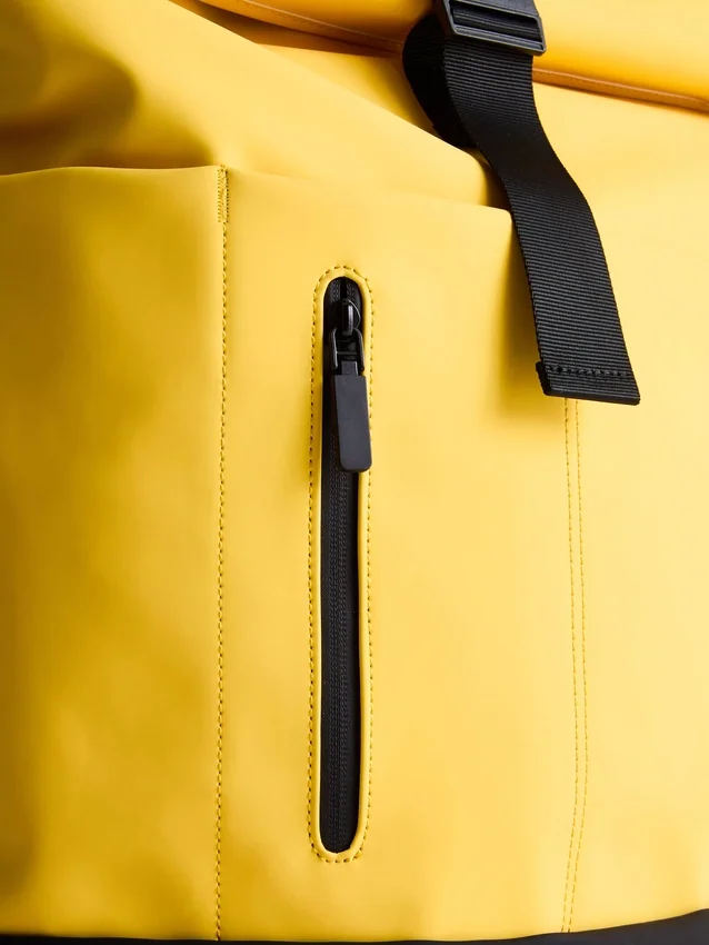 Mochila com fecho enrolável