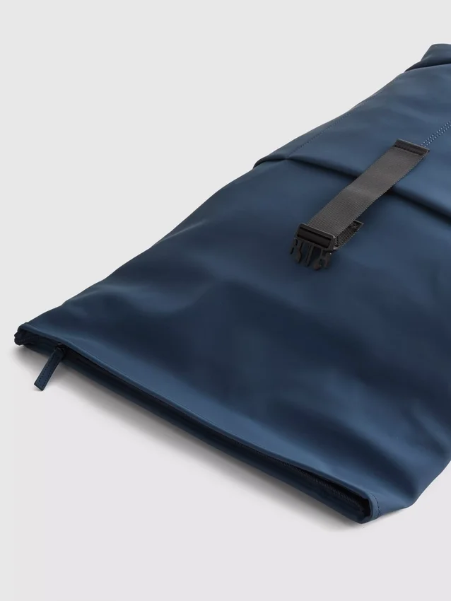 Mochila com fecho enrolável