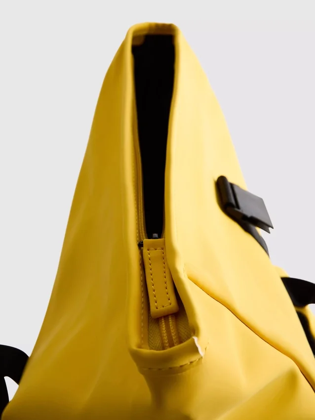 Mochila com fecho enrolável