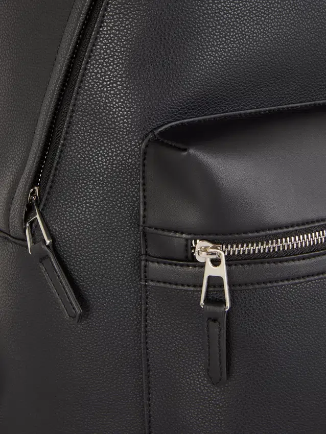 Mochila em imitação de couro