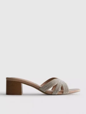 Mules com tiras cruzadas e sapatos de salto grosso decorados