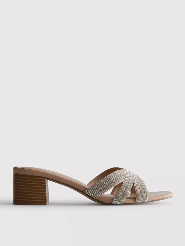 Mules com tiras cruzadas e sapatos de salto grosso decorados