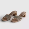 Mules com tiras cruzadas e sapatos de salto grosso decorados