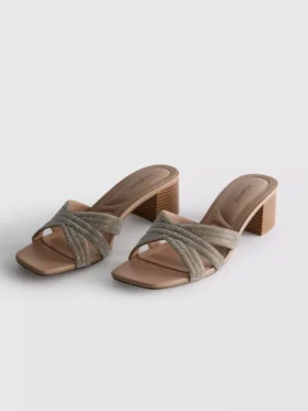 Mules com tiras cruzadas e sapatos de salto grosso decorados
