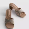 Mules com tiras cruzadas e sapatos de salto grosso decorados