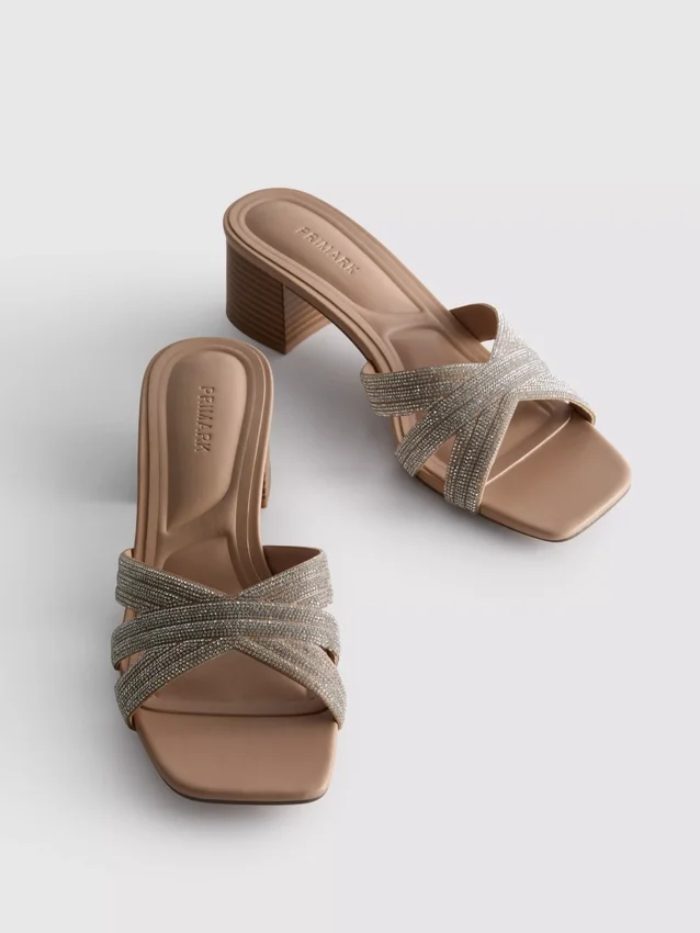 Mules com tiras cruzadas e sapatos de salto grosso decorados