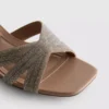 Mules com tiras cruzadas e sapatos de salto grosso decorados