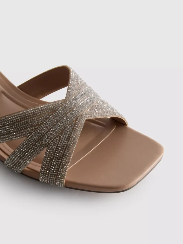 Mules com tiras cruzadas e sapatos de salto grosso decorados