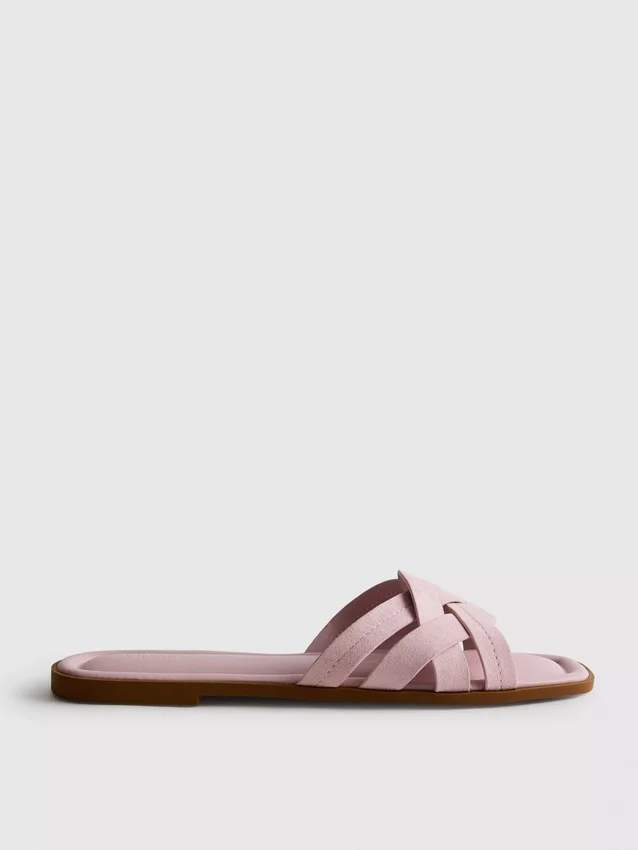 Mules com tiras entrelaçadas