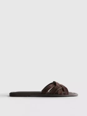 Mules com tiras entrelaçadas