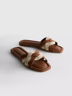 Mules com tiras entrelaçadas