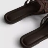 Mules com tiras entrelaçadas