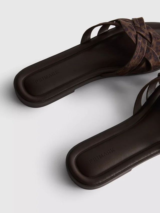 Mules com tiras entrelaçadas