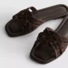 Mules com tiras entrelaçadas