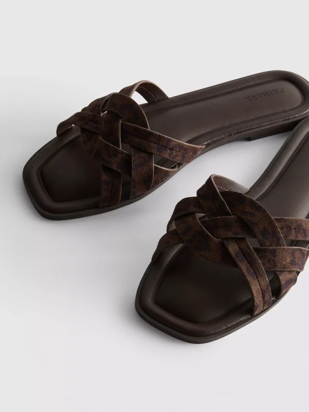 Mules com tiras entrelaçadas