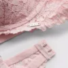 O sutiã de renda floral com vértice alto da coleção «The Edit»
