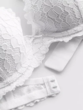 O sutiã de renda floral com vértice alto da coleção «The Edit»