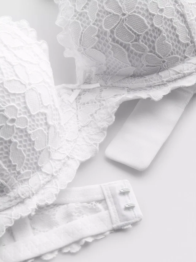 O sutiã de renda floral com vértice alto da coleção «The Edit»