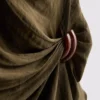 O top drapeado com detalhes metálicos da The Edit