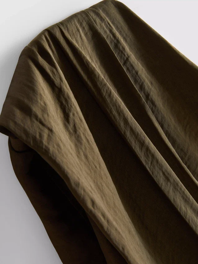 O top drapeado com detalhes metálicos da The Edit
