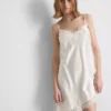O vestido justo assimétrico de renda acetinada da The Edit